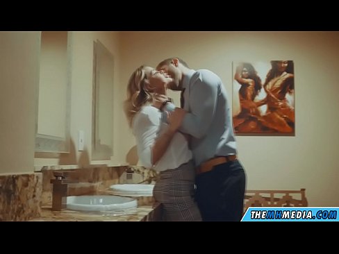 ❤️ Cuando una rubia tetona te seduce en un baño público ❤️❌ Video de sexo en es.javarchive.top ❌️